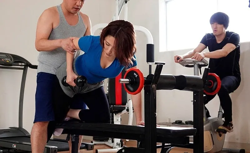 Anh xã phát hiện người vợ lén lút với huấn luyện viên thể hình