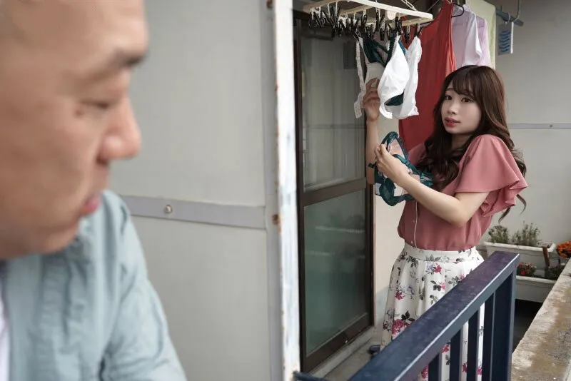 Gã gần nhà chuyên soi mói và cặp người vợ ông xã thường xuyên rên la quá to