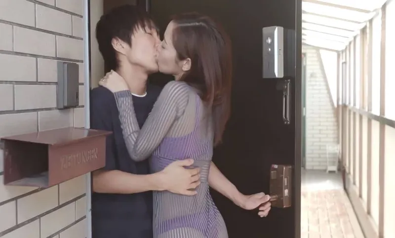 Người phụ nữ hàng xóm với chiếc quần lót lọt khe và cậu nhóc hàng xóm may mắn