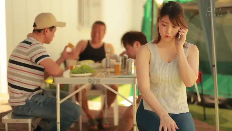 Người chồng khờ để người vợ tham gia sự kiện cắm trại với mấy gã nhà đối diện và cái kết