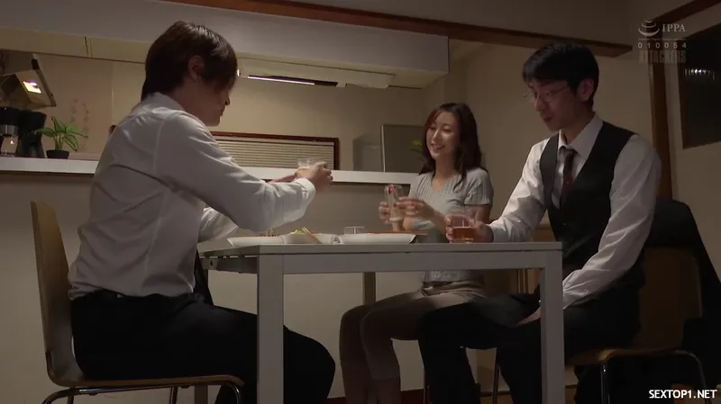 đến nhà cấp trên ở nhờ, ép quan hệ luôn vợ yêu sếp