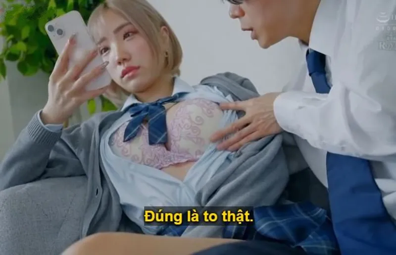 Cô học trò nữ kiêu sa vô cảm, hễ đưa tiền là tha hồ hành hạ em theo ý anh.